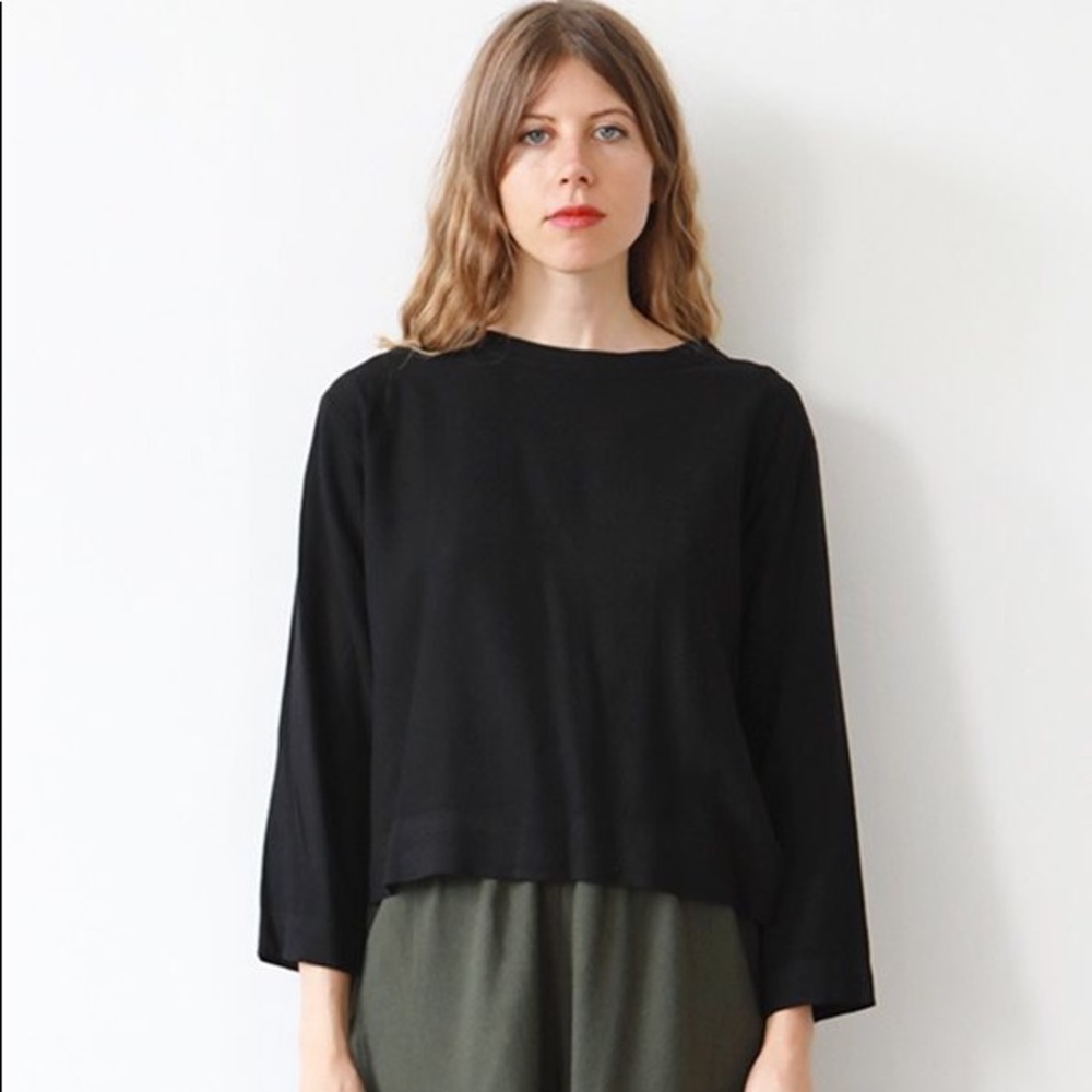 Me & Arrow Crewneck Top in black